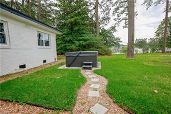 Building Photo - 4 BED/3 BATH LOCATED IN A WATERFRONT COMMU...