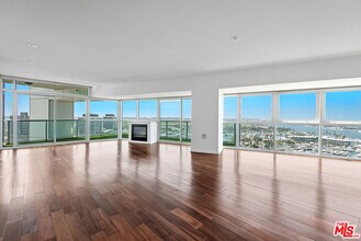 Building Photo - 13600 Marina Pointe Dr