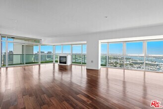 Building Photo - 13600 Marina Pointe Dr