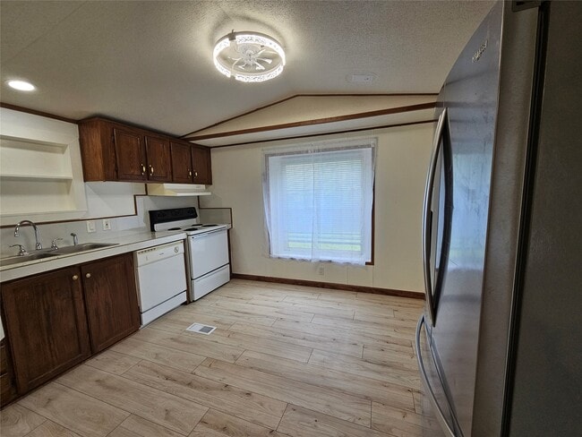 Building Photo - 16974 Balmoral St