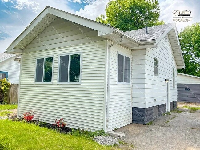 Building Photo - Charming Pet-Friendly 2BR Home with Fenced Yard & Modern Amenities in Flint!