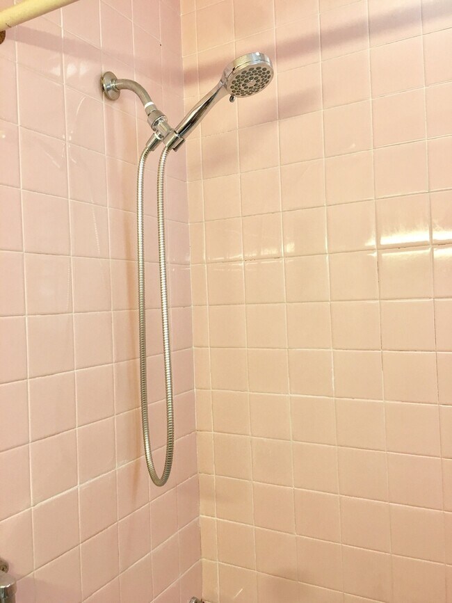 Building Photo - Beautiful 3-Bed/1-Bath Townhouse in Girard Estates/East Passyunk! Available Mid-August!