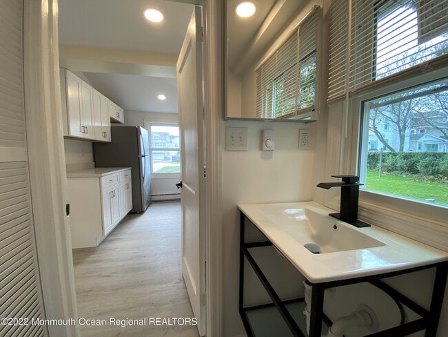 Building Photo - 104 11th Ave