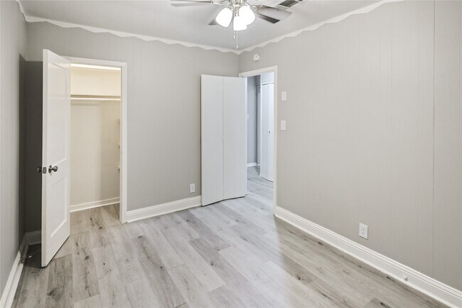 Building Photo - 1106-12th 1/2 12th 1/2 St N