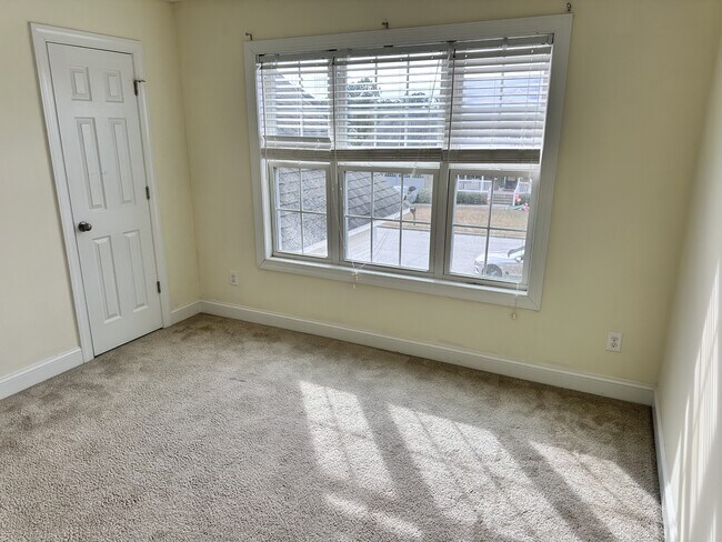 Building Photo - 114 Hills Lorough Loop