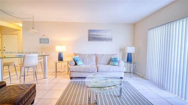 Building Photo - 2900 Banyan St