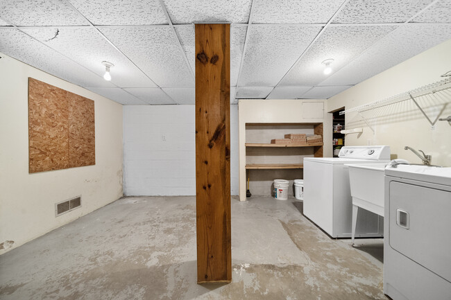 Laundry utility room in the basement - 162 Osborne St