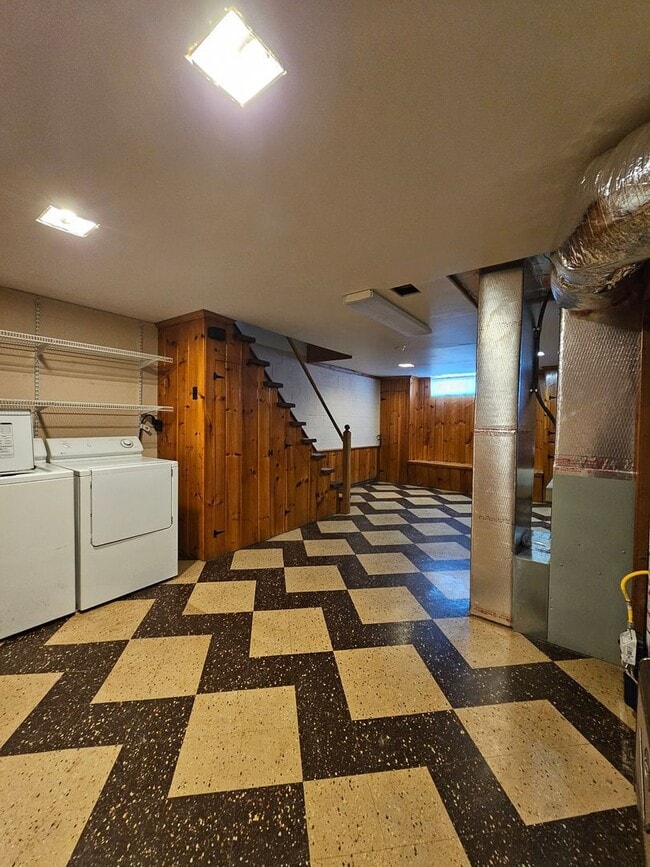 Building Photo - 1041 St Joseph St