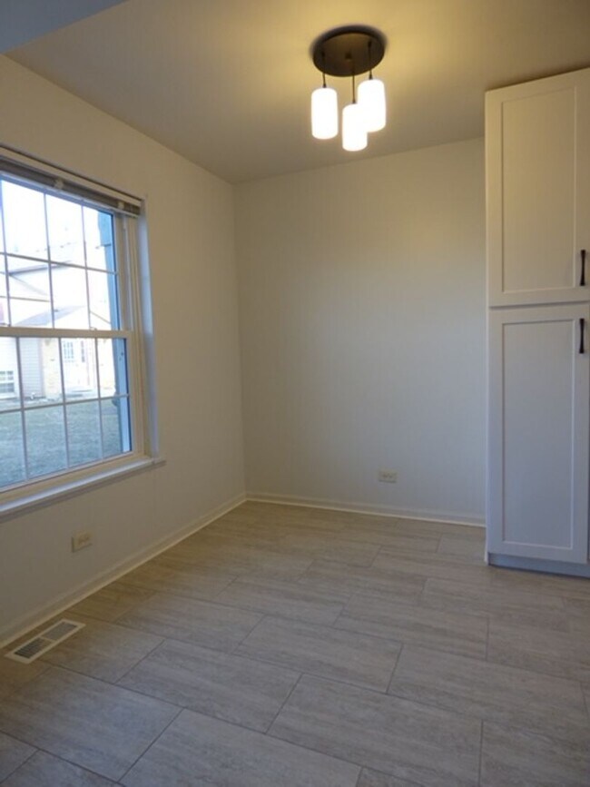 Building Photo - Beautiful 2 bd 1 1/2 ba as soon as July 1 move-in. Great Vernon Hills location!