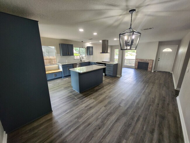 Building Photo - Move in ready. Fully remodeled