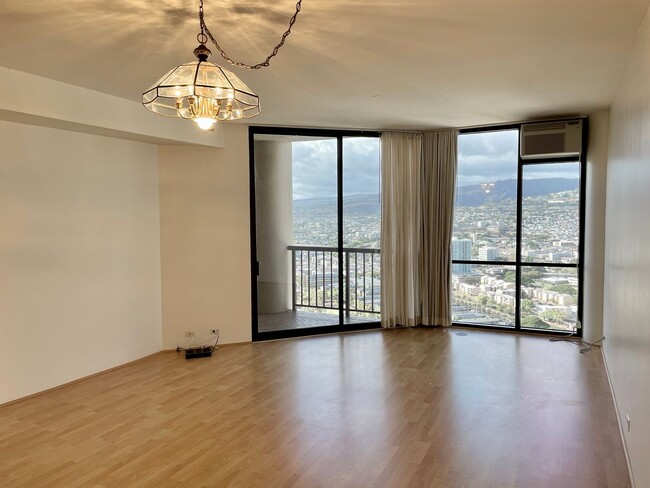 Building Photo - Penthouse Unit in Downtown Honolulu – 2 Be...
