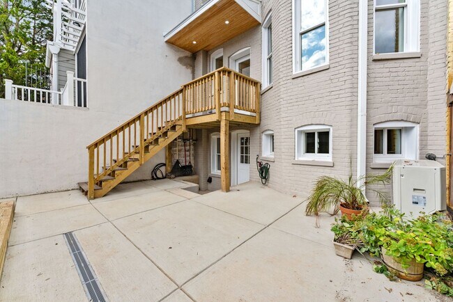 Building Photo - Renovated Hill East 3BR Near Metro + Parking