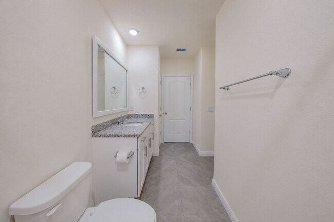 Building Photo - Like-New End-Unit 3 Bedroom Townhome