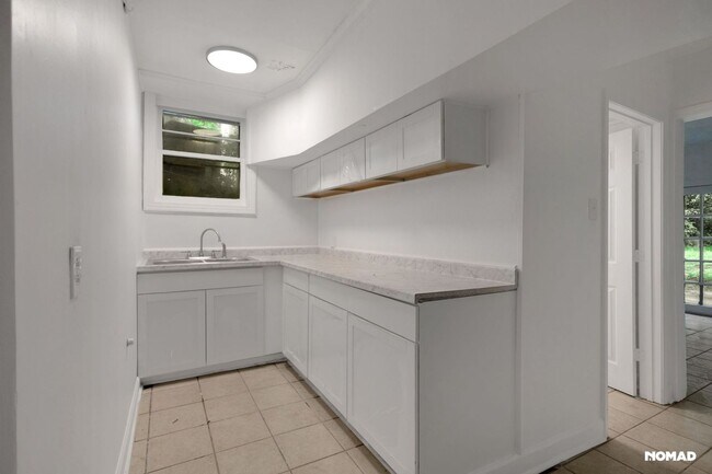Building Photo - Charming 2BR Duplex in Jackson