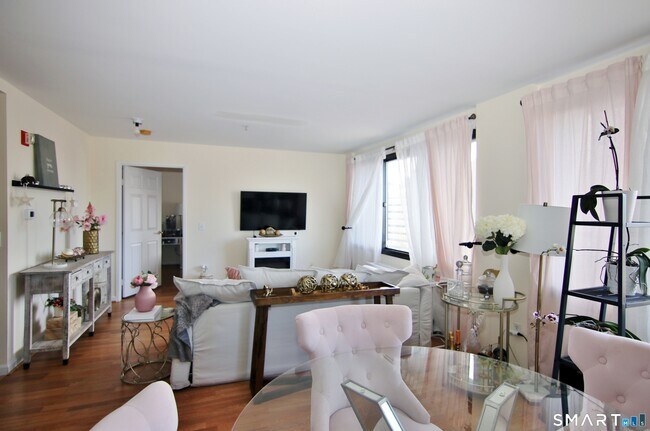 Building Photo - 300 Broad St