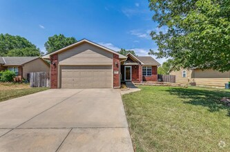 Building Photo - Well maintained 3 bedroom, 3 bath home clo...