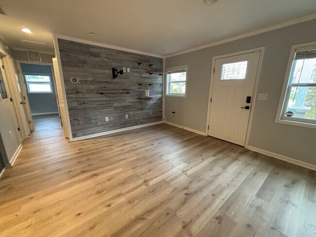 Building Photo - Renovated 3 Bed 2 Bath Home with Fenced in Yard. Screened in Porch. Tesla Charger. Minutes from J...