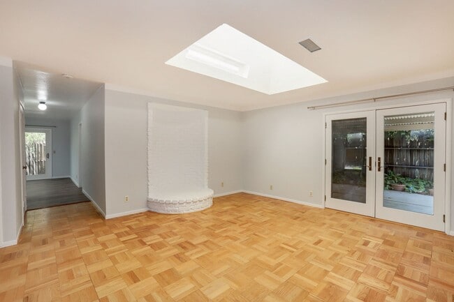 Building Photo - 4 Bed / 2 Bath Welcoming Midtown Palo Alto...