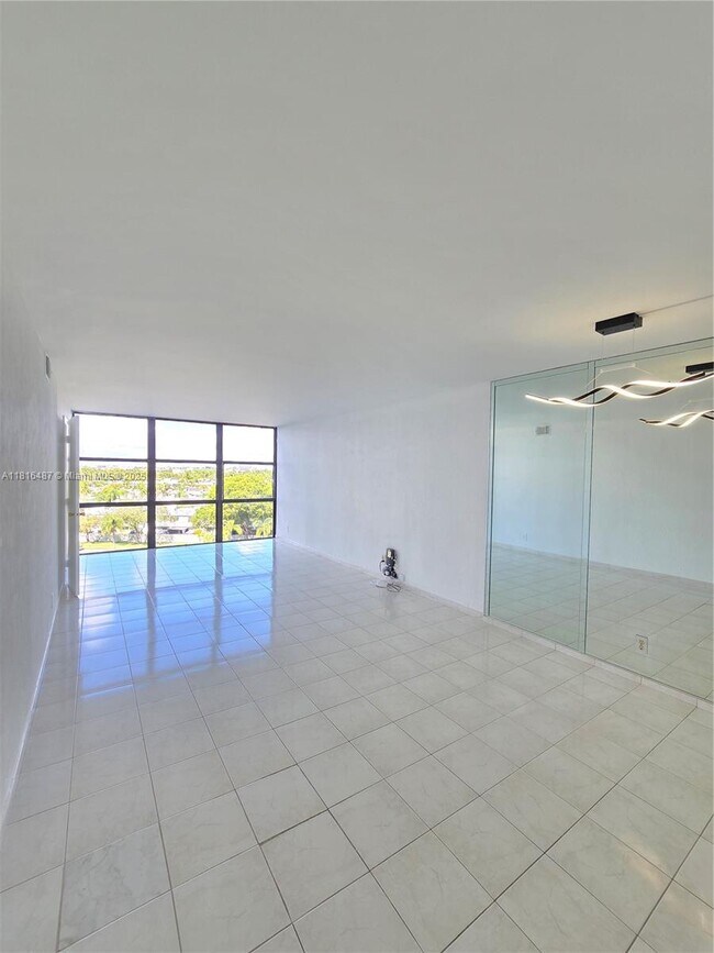 Building Photo - 1000 Parkview Dr