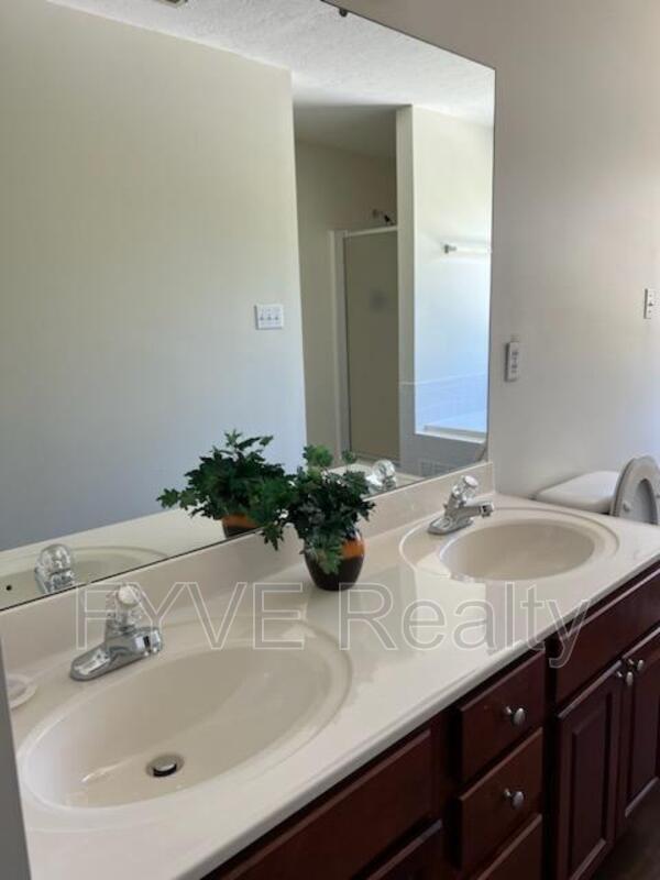 Building Photo - 2426 Middlebrook Ridge Ln