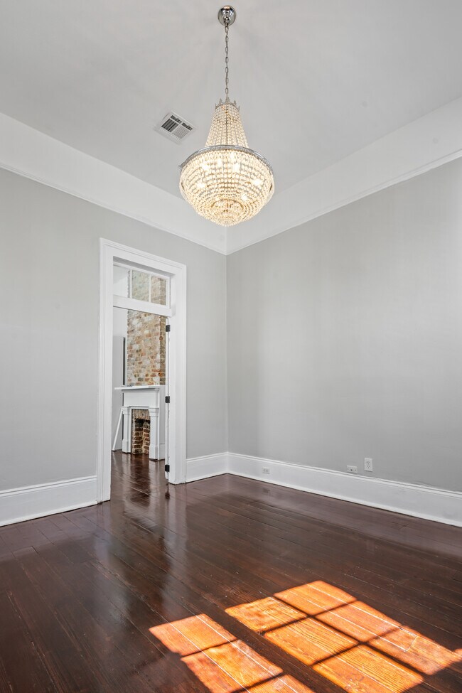 Building Photo - 1413 Burgundy St