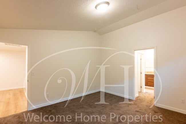 Building Photo - Single Story 3 Bedroom Home with Gas Fireplace and Covered Patio