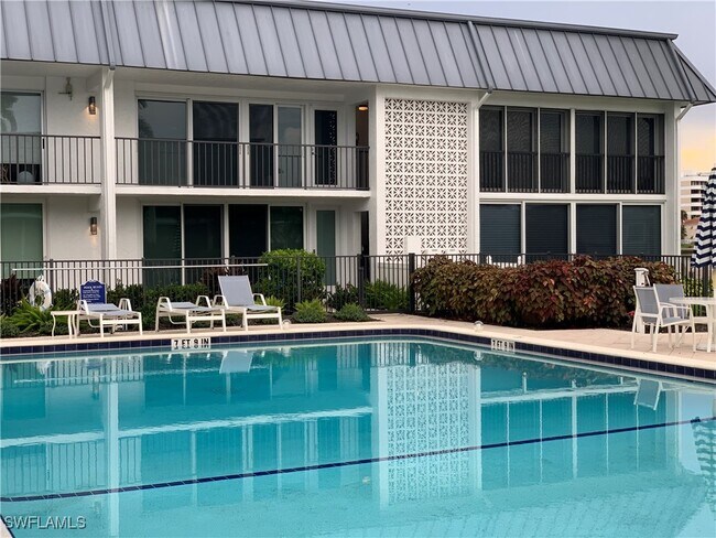 Building Photo - 333 Harbour Dr