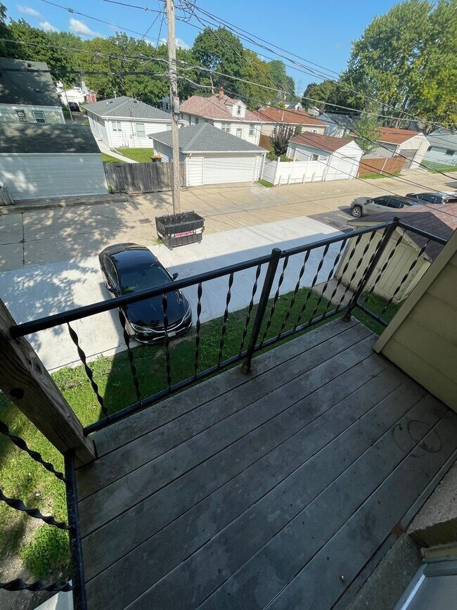 Building Photo - Large 3bed/1.5 bath unit!