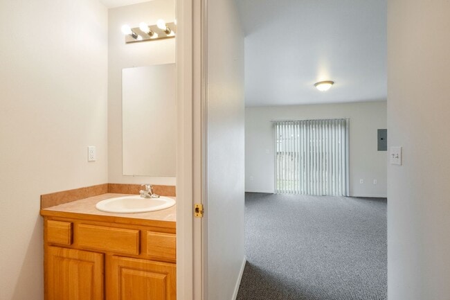 Building Photo - 1709 W Fern Dr