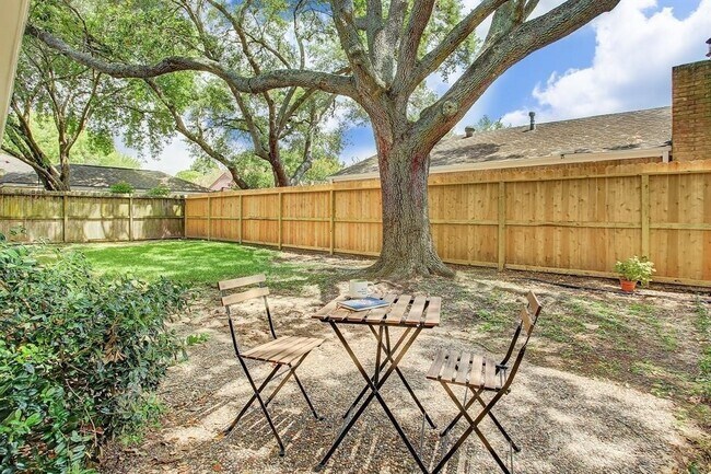 Building Photo - 1074 Apache Falls Dr