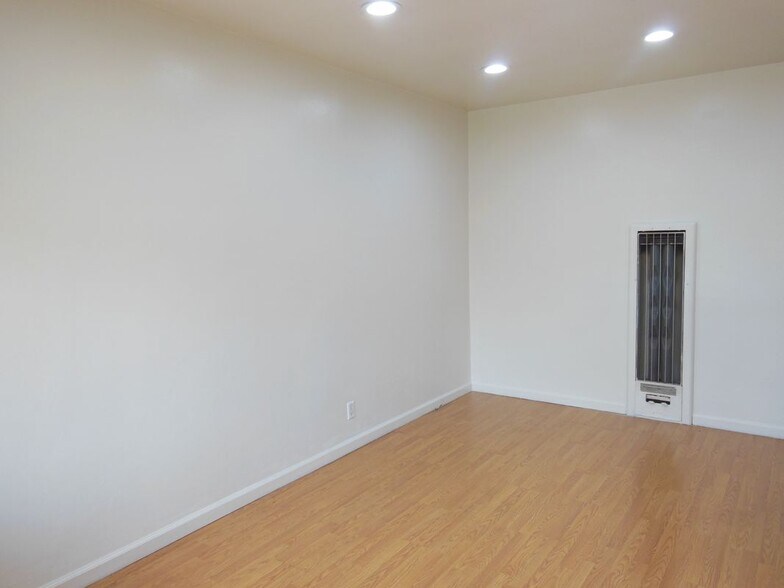 Building Photo - 307 N Howard St