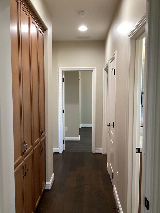 Building Photo - Beautiful Newer Rice Ranch Single Story Ho...