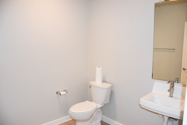 Building Photo - 507 W Maple Ave