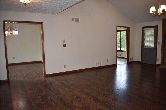 Building Photo - 2811 Pine Cone Ln