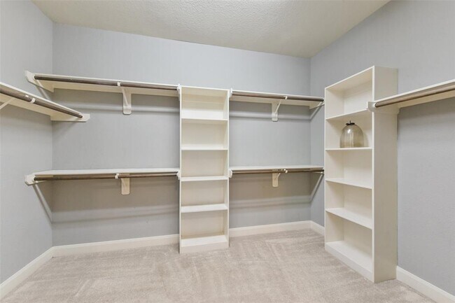 Building Photo - 23426 Millbrook Dr