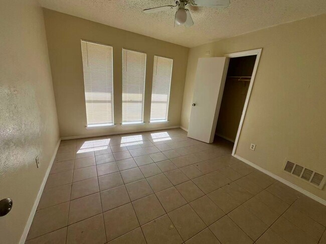 Building Photo - Great 3 Bedroom 2 Bathroom in Plano!