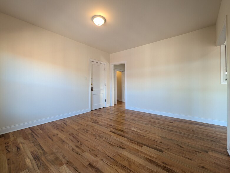 Building Photo - 822 W Waveland Ave