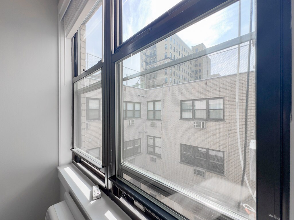 Building Photo - 450 W Barry Ave