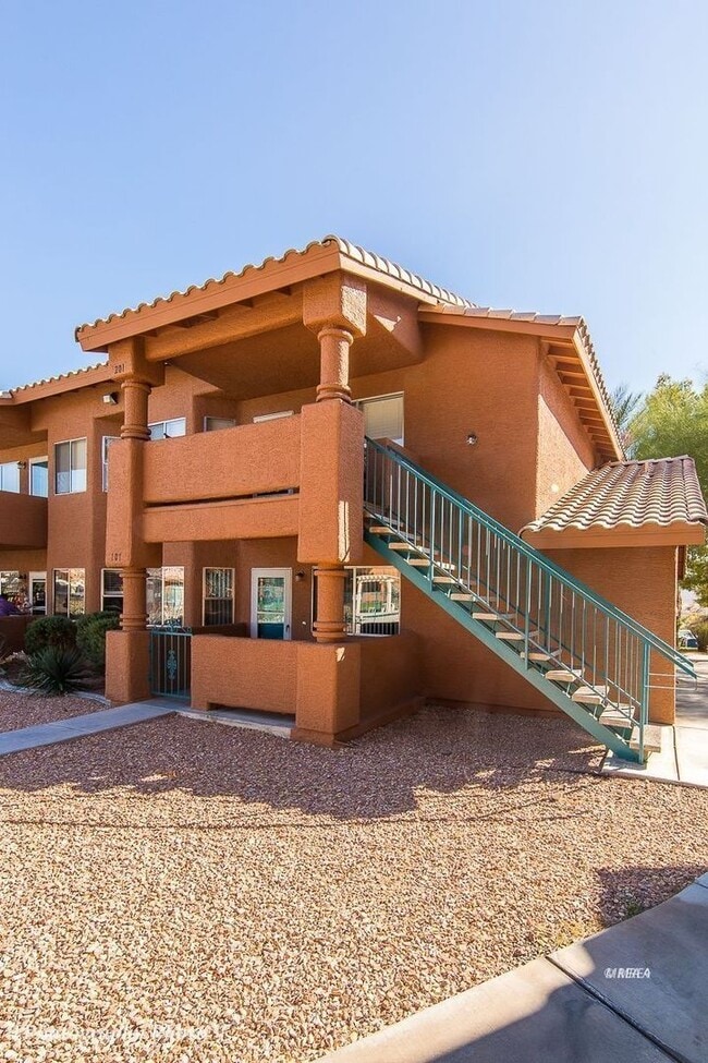 Building Photo - Beautiful 2-bedroom 2-bathroom upstairs unit located in the desirable Rock Springs II Community