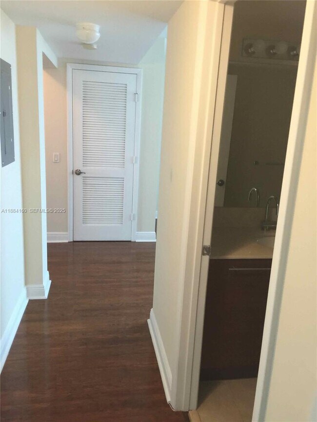 Building Photo - 2641 N Flamingo Rd