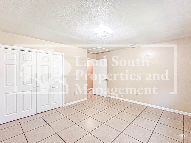 Building Photo - 2527 Crystal Lake Acres Dr