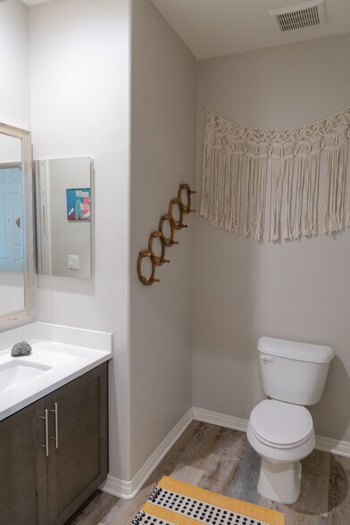 Building Photo - 505 Lark Way