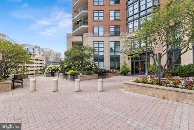 Building Photo - 1830 Fountain Dr