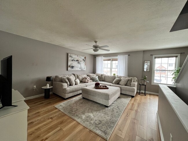 Building Photo - Beautiful 2 Bedroom with an office, 2.5 Ba...