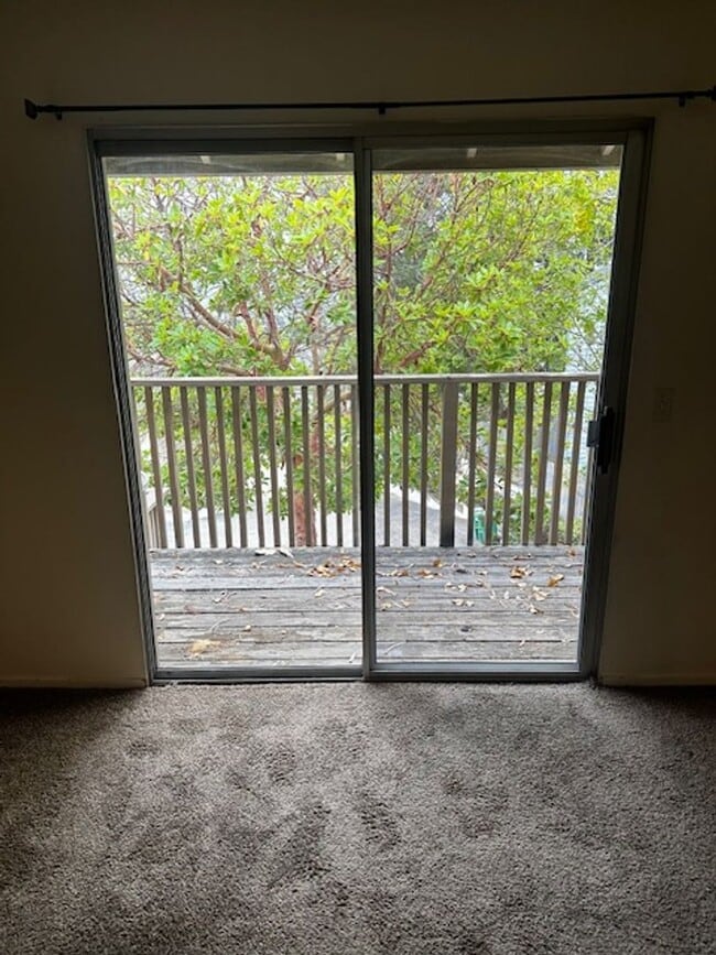 Building Photo - Upstairs 1bd/1ba Condo w/ Balcony