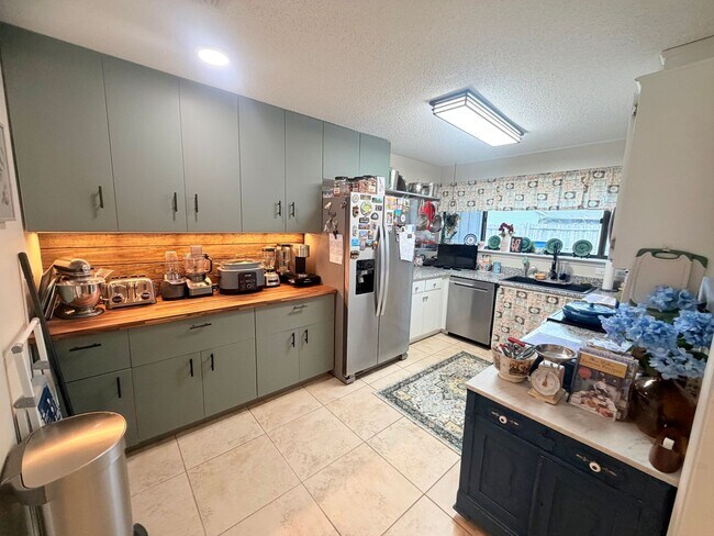 Building Photo - Fenced in 4 Bed 2 Bath in Mariners Landing