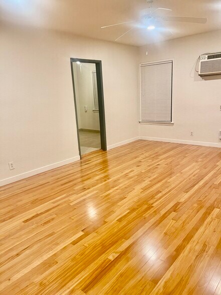 Building Photo - 5758 Vineland Ave