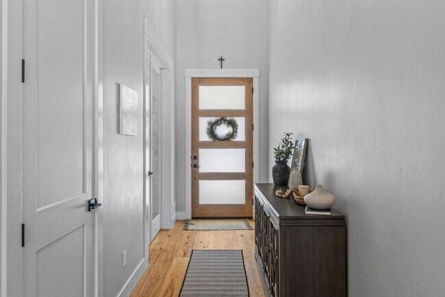 Building Photo - Luxurious Farmhouse Living in Dry Creek Ranch