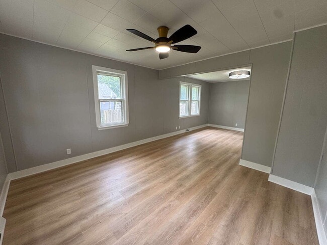 Building Photo - 2-bedroom, 1-bath single-family home located on Ottawa's south side