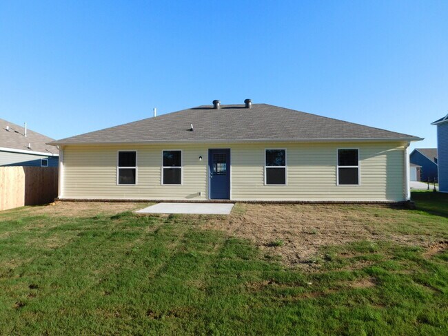 Building Photo - Charming Three Bedroom Home in Fayetteville